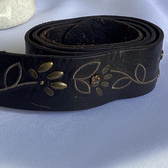 Fossil Black & Bronze Leather Belt with Floral Detail - Picture 2 of 2